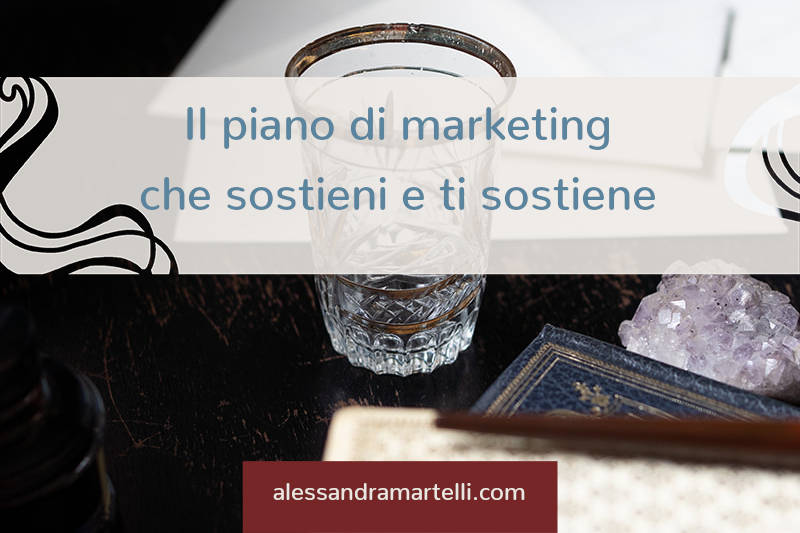 scrivania con bicchiere, quaderni e ametista. Scritta: il piano marketing che sostieni e ti sostiene.